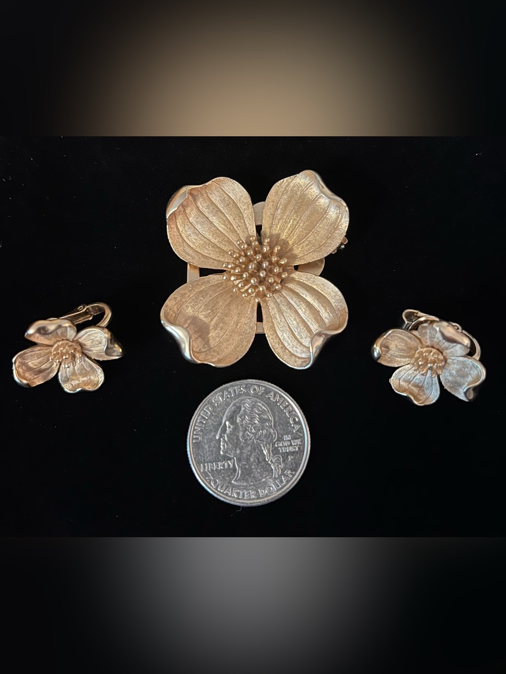 Vtg Crown Trifari Brushed Gold Tone Dogwood Flower Scarf Clip & Clip-On Earrings